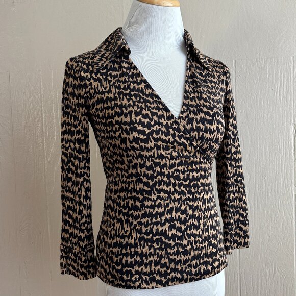 DVF Diane Von Furstenberg Vintage Silk Printed Flattering Collared Wrap Top - Picture 1 of 13